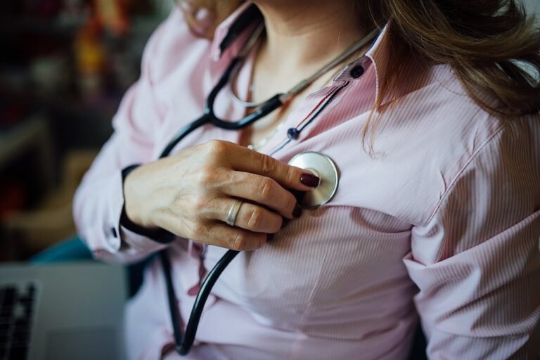 Palpitaciones en la perimenopausia: causas y qué anotar